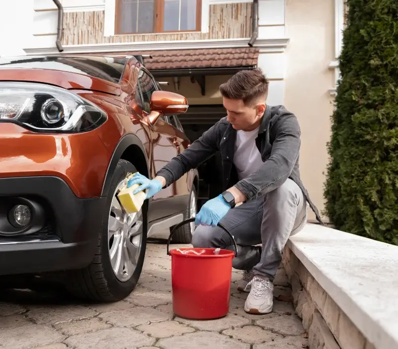 Lavage auto à domicile Fontiès-d'Aude : professionnel intervenant sur un véhicule
